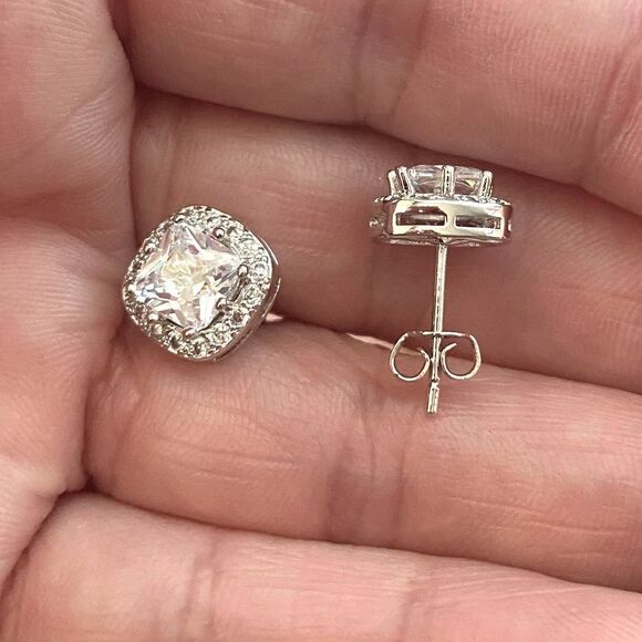 Last pair!Classic zircon studs in Sterling Silver - Picture 2 of 9